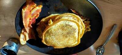 Fuzzy's The 15th Club, Food & Spirits