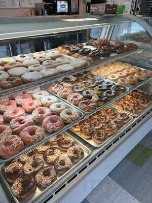 Dee's Donuts