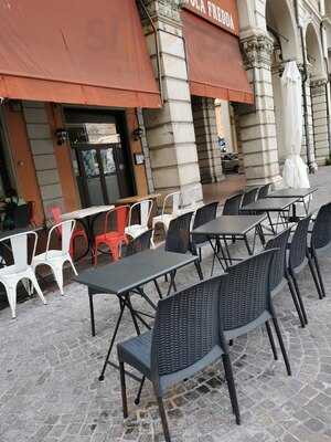 Bar Piazza dei Martiri di Hong Jianmei, Bologna