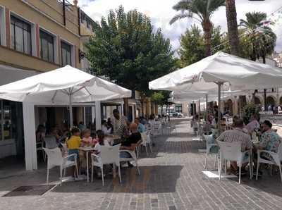 Cafetería Blanco Y En Botella