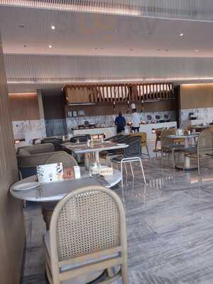 Aura Restaurant By Courtyard Marriott Ahmedabad