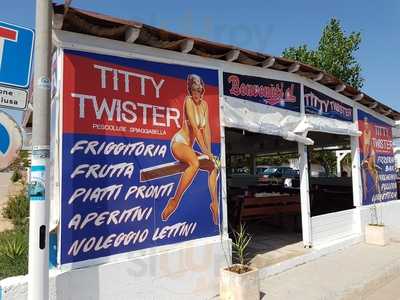 Titty Twister, Pescoluse